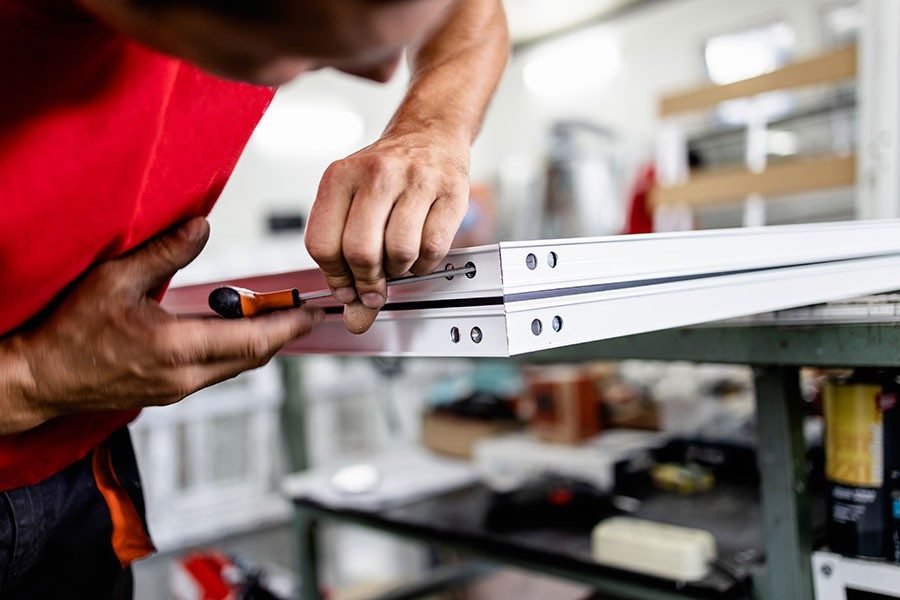 Pour une description détaillée des prix de la menuiserie aluminium au Maroc, y compris ceux offerts par Faidalunox, il est essentiel de considérer plusieurs facteurs influençant les coûts. Faidalunox, en tant qu'entreprise spécialisée basée à Casablanca, propose une gamme variée de produits en aluminium, chacun avec des caractéristiques spécifiques qui affectent les prix. Les fenêtres en aluminium de Faidalunox, par exemple, sont disponibles dans différents styles et configurations, allant des fenêtres simples aux modèles plus complexes avec des options d'isolation renforcée et de sécurité accrue. Les prix peuvent varier en fonction de la taille des fenêtres, du type de vitrage utilisé, des mécanismes d'ouverture (coulissants, à battant, etc.) et des finitions personnalisées choisies par le client. Les portes en aluminium proposées par Faidalunox incluent des portes d'entrée, des portes coulissantes et des portes pliantes, chacune ayant des caractéristiques spécifiques qui influencent le coût final. La sélection de matériaux, comme les profilés d'aluminium et les accessoires de quincaillerie, ainsi que les options de sécurité et de design, joue un rôle crucial dans l'établissement des prix. Les vérandas en aluminium de Faidalunox sont conçues sur mesure pour répondre aux besoins spécifiques des clients, ce qui inclut le choix de la structure, de la toiture et des options d'isolation. Les prix peuvent varier en fonction de la taille de la véranda, des matériaux utilisés pour la toiture (verre, polycarbonate, etc.), et des finitions intérieures et extérieures sélectionnées. Les garde-corps et clôtures en aluminium de Faidalunox sont également proposés dans une gamme variée de styles et de finitions, chacun contribuant aux coûts finaux en fonction de la complexité du design, de la taille et de la quantité nécessaire pour couvrir la surface désirée. En général, les prix chez Faidalunox reflètent la qualité des matériaux utilisés, la complexité du design, les options de personnalisation choisies par le client, ainsi que les coûts associés à la fabrication sur mesure et à l'installation professionnelle. L'entreprise s'engage à offrir des solutions compétitives tout en maintenant des normes élevées de qualité et de service client. Prix menuiserie aluminium Maroc